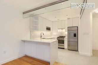341 W 11th St-Unit -2C in New York, NY - Building Photo - Building Photo