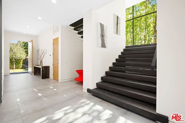 853 N Kilkea Dr in Los Angeles, CA - Building Photo - Building Photo