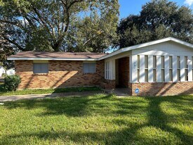 301 Doc Duhon St in Lafayette, LA - Building Photo