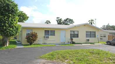 Aloha Apartments in Wilton Manors, FL - Building Photo - Building Photo