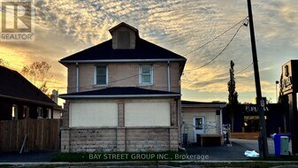 5731 Stanley Ave in Niagara Falls, ON - Building Photo