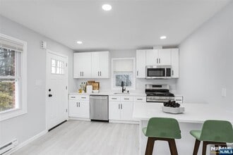 76 Farview Terrace in Paramus, NJ - Building Photo - Building Photo