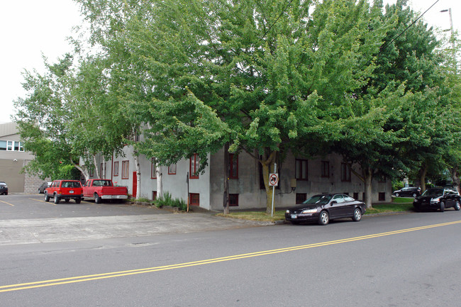 2332 NE Schuyler St in Portland, OR - Building Photo - Building Photo