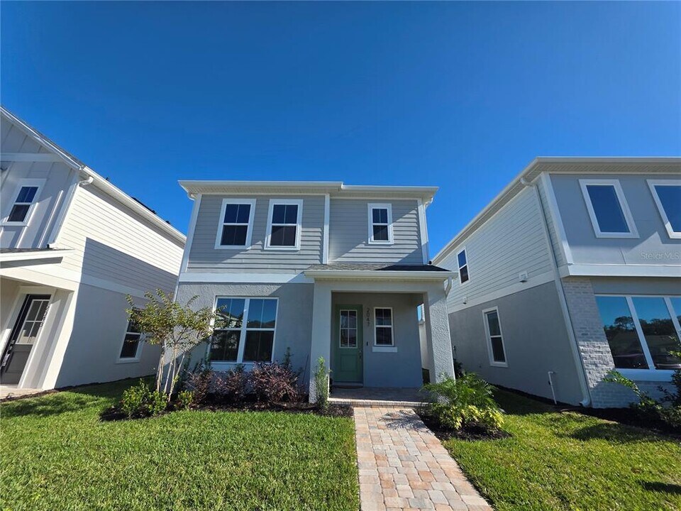 2047 Iorio St in St. Cloud, FL - Building Photo