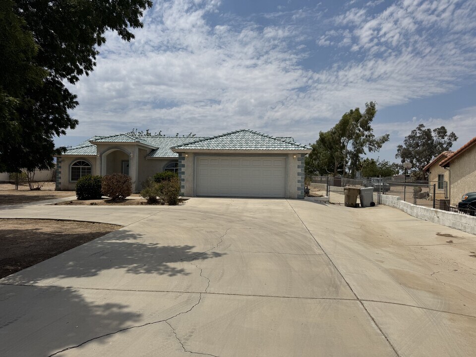 9412 Hickory Ave in Hesperia, CA - Foto de edificio