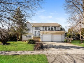 112 Shawnee Ln in Harvard, IL - Building Photo