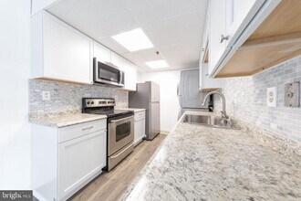 5911 Edsall Rd in Alexandria, VA - Foto de edificio - Building Photo