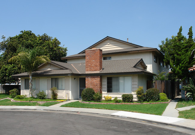 17052 Grove Cir in Huntington Beach, CA - Foto de edificio - Building Photo