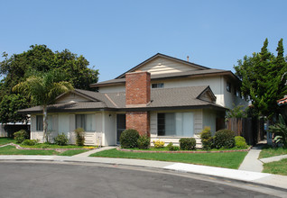 17052 Grove Cir in Huntington Beach, CA - Building Photo - Building Photo