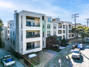 Crescent Court Manor in Oakland, CA - Building Photo - Primary Photo