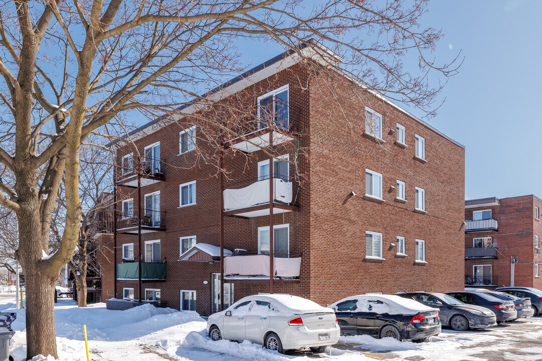 674 Du Trait-Carré Ch in Laval, QC - Building Photo