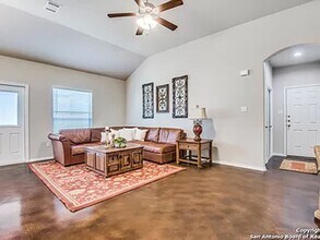 1102 Burek Cross in Seguin, TX - Building Photo - Building Photo