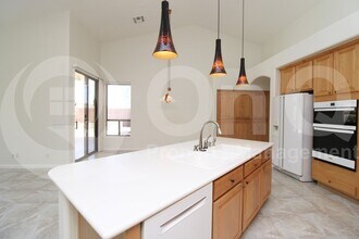 902 E Desert Flower Ln in Phoenix, AZ - Building Photo - Building Photo
