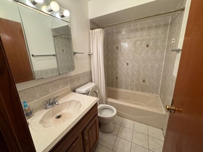 7412 N Western Ave in Chicago, IL - Building Photo - Building Photo