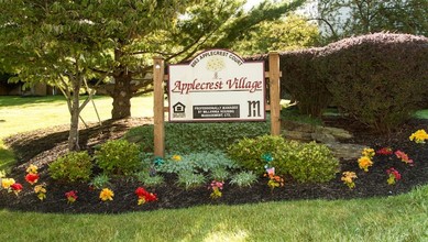 Applecrest Village Apartments in Boardman, OH - Building Photo - Building Photo