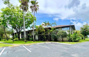 911 NE 199th St in Miami, FL - Building Photo - Building Photo
