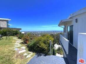 8376 Hollywood Blvd in Los Angeles, CA - Building Photo - Building Photo