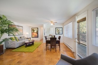 Layton Hall Apartments in Fairfax, VA - Foto de edificio - Building Photo