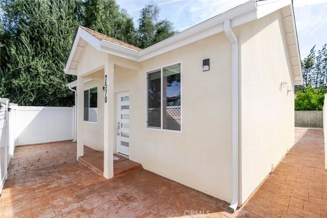 7570 Chaminade Ave in Los Angeles, CA - Foto de edificio - Building Photo