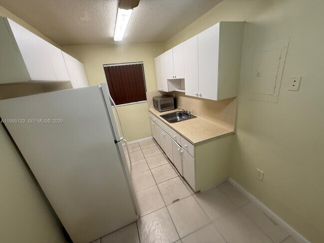 17530 NW 68th Ave in Hialeah, FL - Building Photo - Building Photo