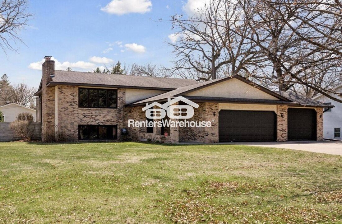 832 86th Ln NW in Coon Rapids, MN - Building Photo