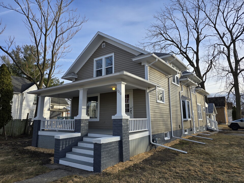 1010 E Knox St in Galesburg, IL - Building Photo