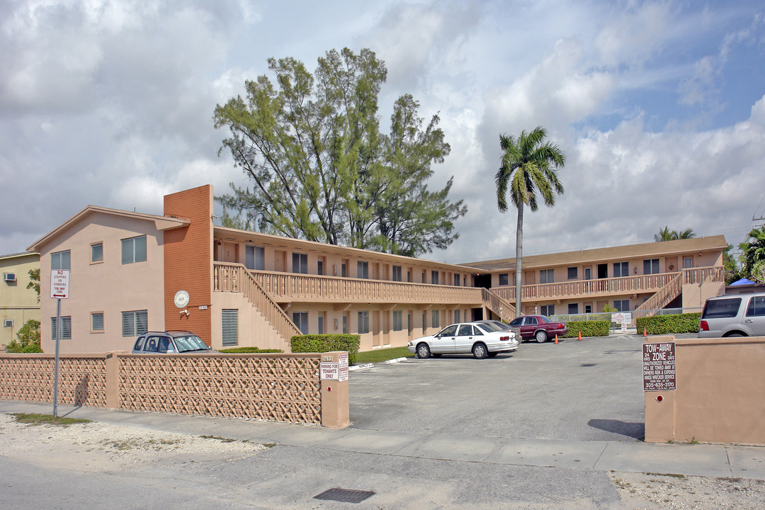 Noela Apartments in Miami, FL - Building Photo