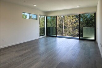 12012 Valleyheart Dr in Los Angeles, CA - Building Photo - Building Photo