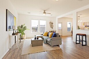 217 Boxwood Dr in Mustang Ridge, TX - Building Photo