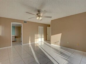 3200 Charter Club Dr in Tarpon Springs, FL - Building Photo - Building Photo