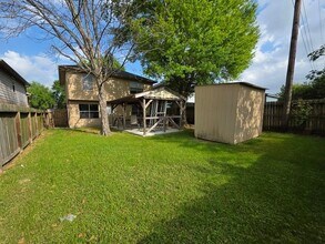 16715 N Mist Dr in Houston, TX - Foto de edificio - Building Photo