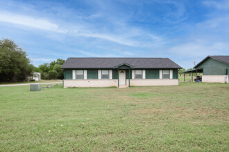 100 Phierson in Floresville, TX - Building Photo - Building Photo