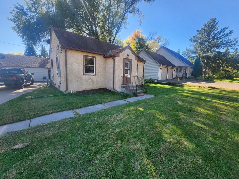 716 County Rd C West in Roseville, MN - Building Photo