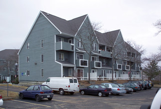 Colony House Apartments in Hyannis, MA - Building Photo - Building Photo