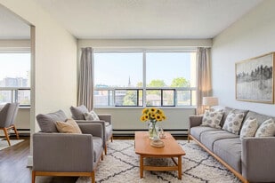 Trafalgar Square in Guelph, ON - Building Photo