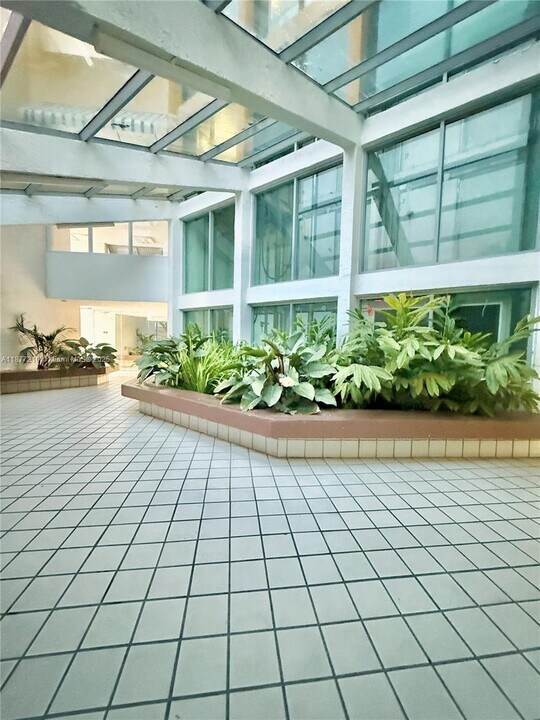 11800 SW 18th St in Miami, FL - Building Photo
