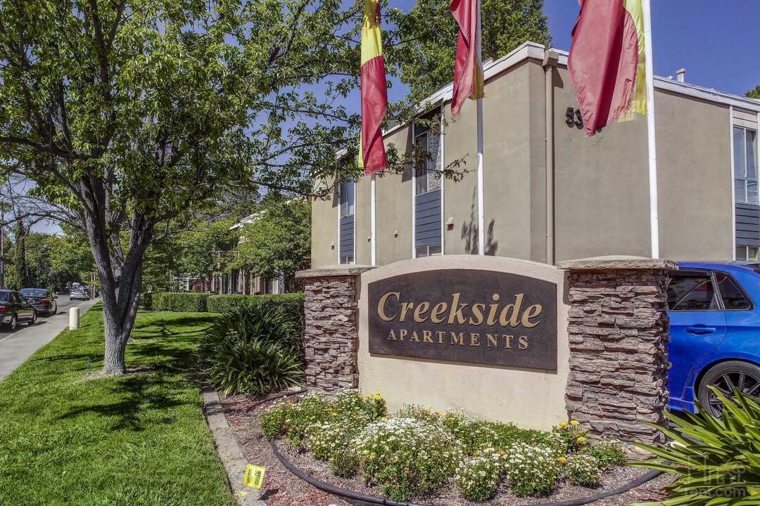 Creekside Apartments in Sacramento, CA - Foto de edificio