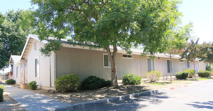 3259 W Clinton Ave in Fresno, CA - Building Photo - Building Photo