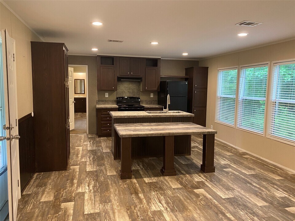 199 Marquis Ln in Livingston, TX - Building Photo