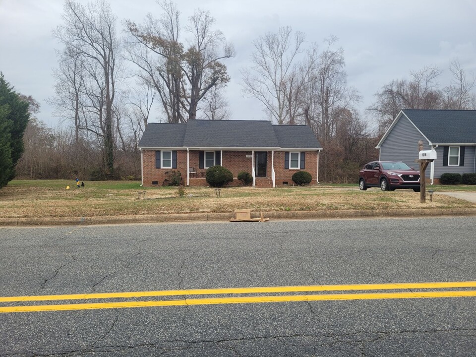 1216 Nealtown Rd in Greensboro, NC - Building Photo