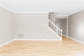 10 Bartlett Commons in Yaphank, NY - Building Photo - Building Photo