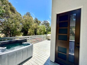 29051 Pacific Coast Hwy, Unit #B in Malibu, CA - Foto de edificio - Building Photo