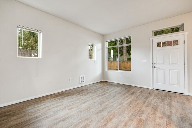 Pinnacle Townhomes in Lynnwood, WA - Building Photo - Building Photo
