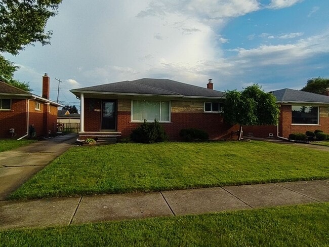 17696 Veronica Ave in Eastpointe, MI - Building Photo - Building Photo