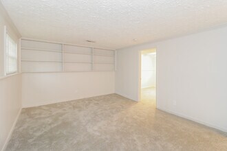 10004 Fernhaven Ct in Cincinnati, OH - Foto de edificio - Building Photo