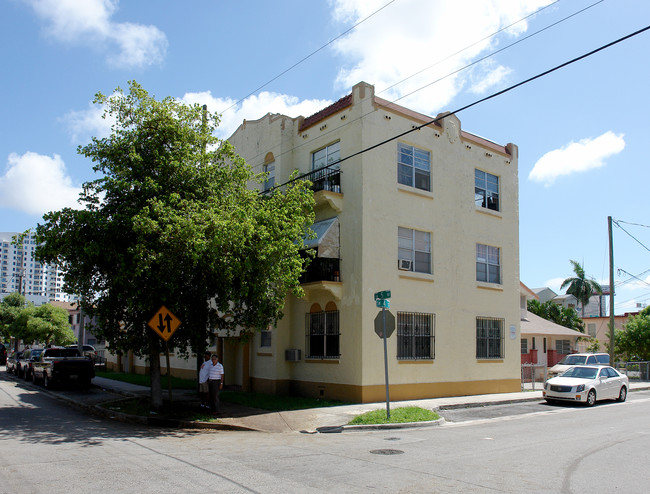 337 SW 5th Ave in Miami, FL - Foto de edificio - Building Photo