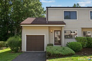 35 Deer Run in Bethel, CT - Building Photo