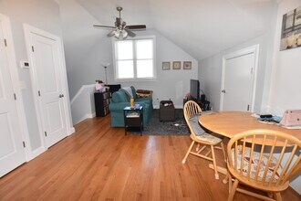 147 Spruce St, Unit 2 in Watertown, MA - Foto de edificio - Building Photo