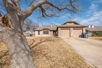 2206 Cedar Bend Dr in Austin, TX - Building Photo - Building Photo