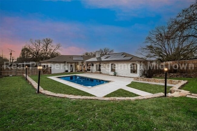 2111 Woodhaven Dr in Arlington, TX - Building Photo - Building Photo